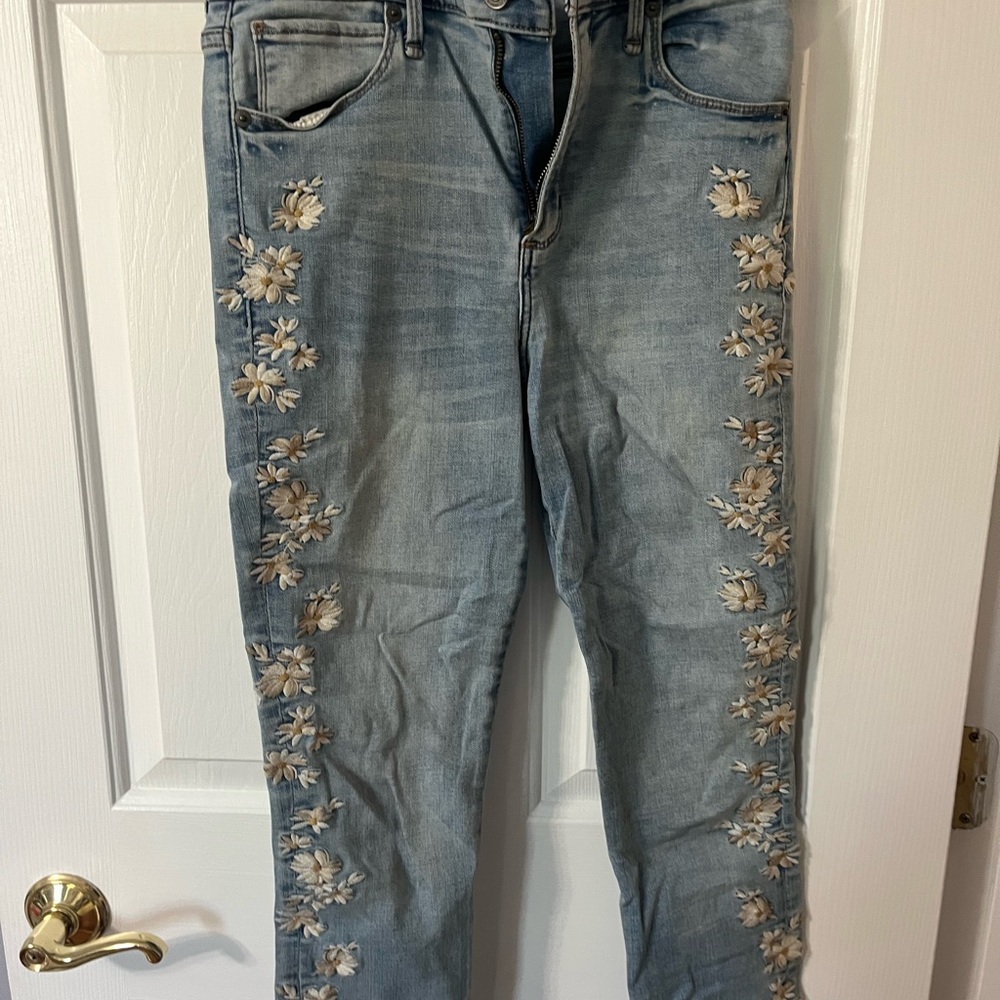 Abercrombie capri jeans with flower embroidery